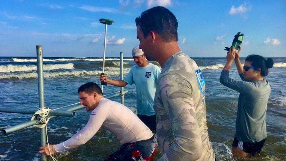 博士。Jens Figlus and his students setting up research equipment in the Galveston shore