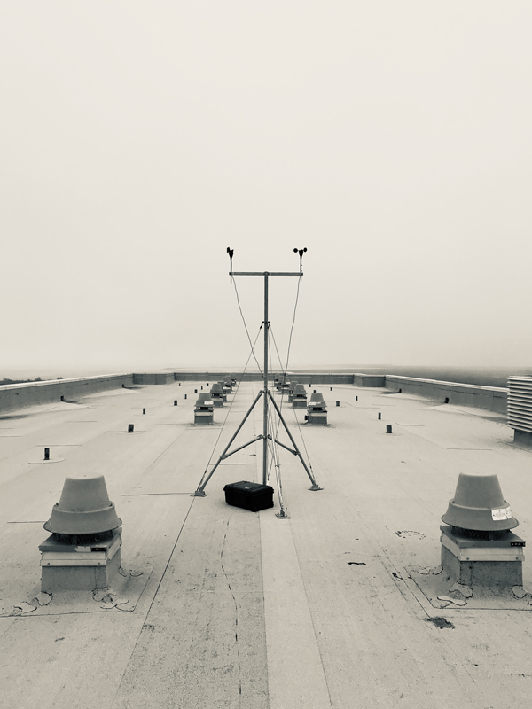 一个杯子anemometer on a rooftop